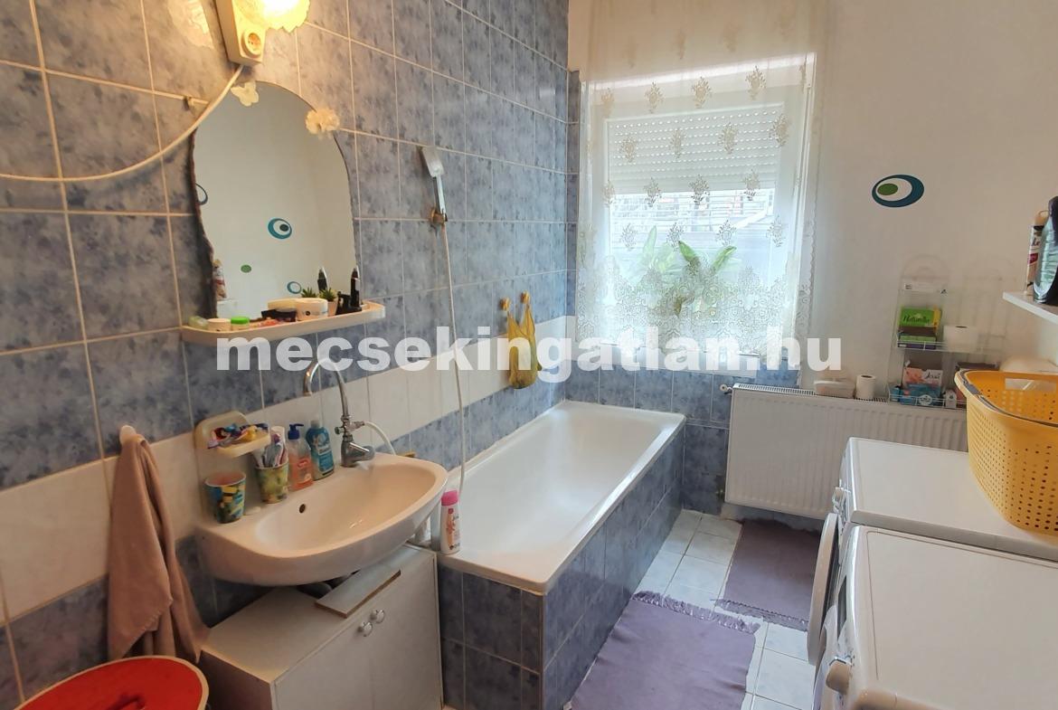 Pécs, Bittner Alajos utcában kiadó három szobás lakás