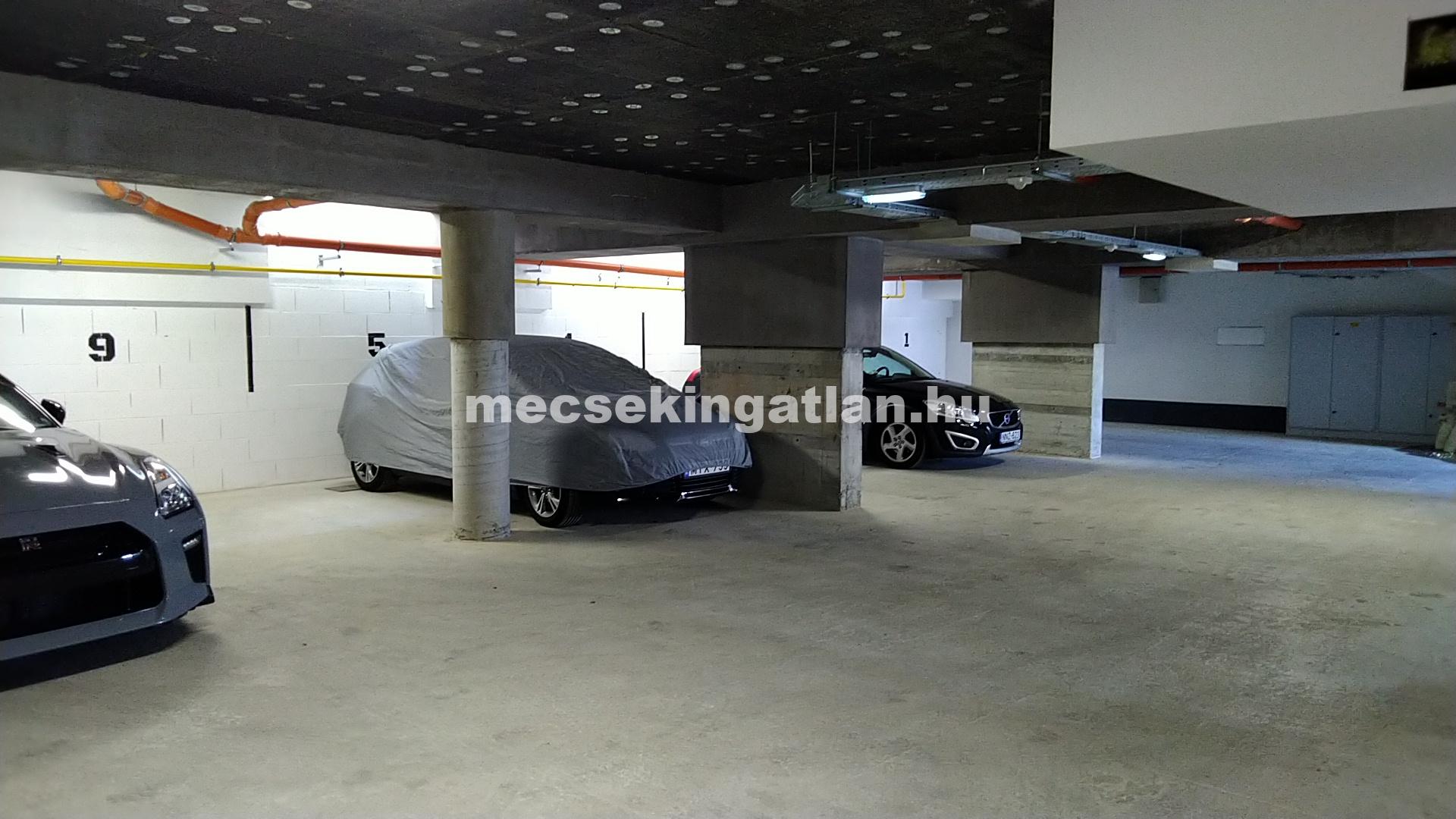 Pécsett a Szigeti úton teremgarázshely kiadó!