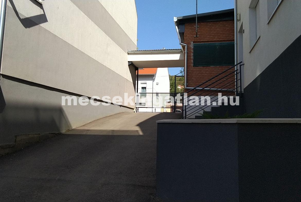 Pécsett a Szigeti úton teremgarázshely kiadó!