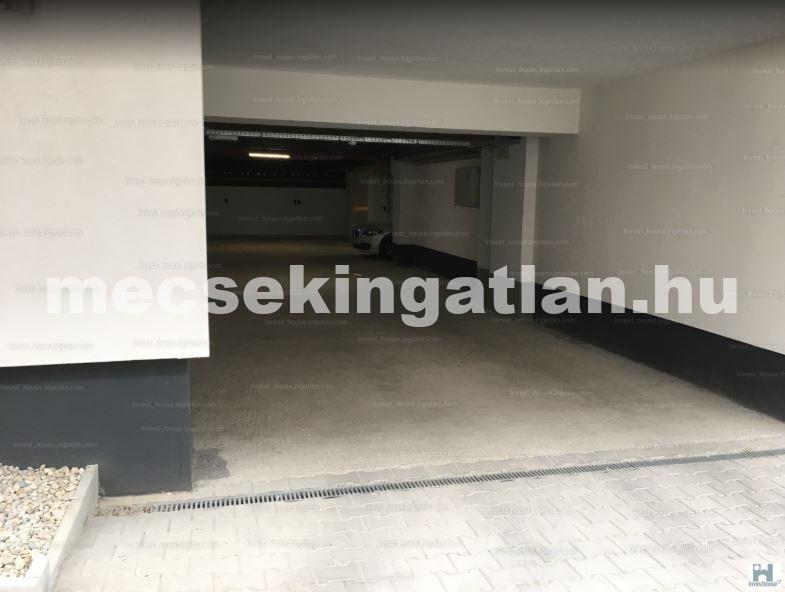 Pécsett a Szigeti úton teremgarázshely kiadó!