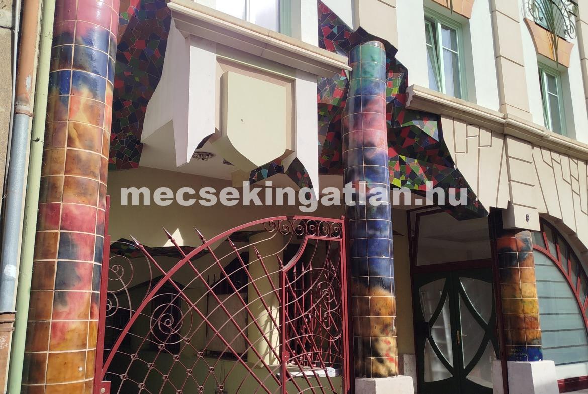 Pécsett a Munkácsy Mihály utcában teremgarázshely kiadó!