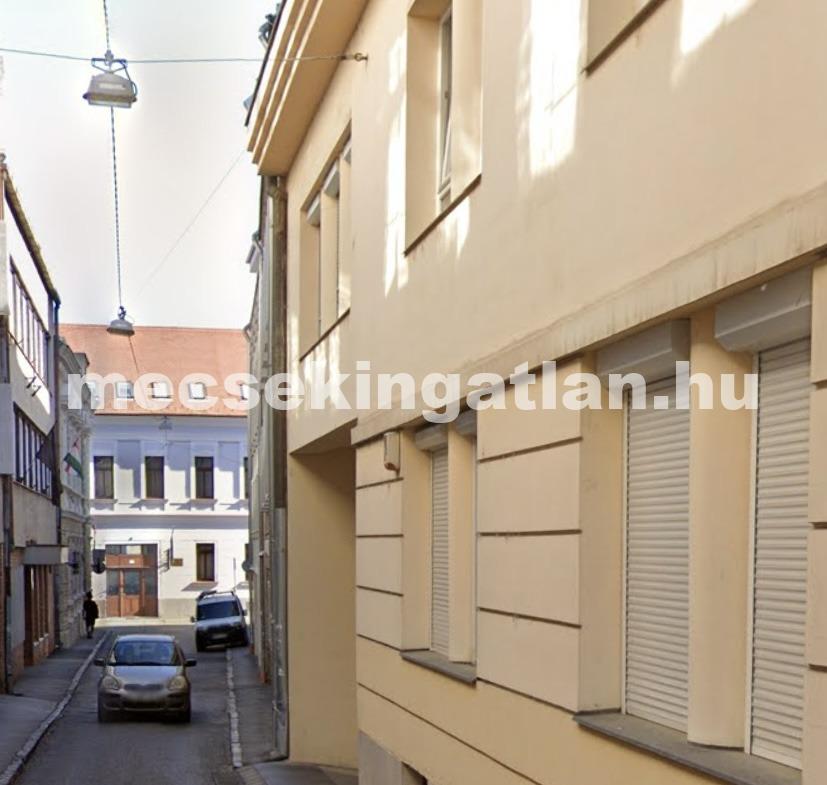 Pécs belvárosában a Kisfaludy Sándor utcában teremgarázshely kiadó!