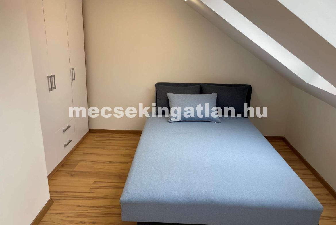 Pécsett a Majorossy Imre utcában újépítésű tetőtéri téglalakás kiadó!