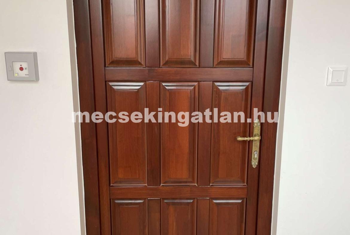 Pécsett a Majorossy Imre utcában újépítésű tetőtéri téglalakás kiadó!