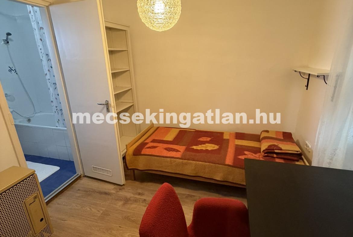 Pécsett a Jókai utcában felújított, földszinti téglalakás kiadó!