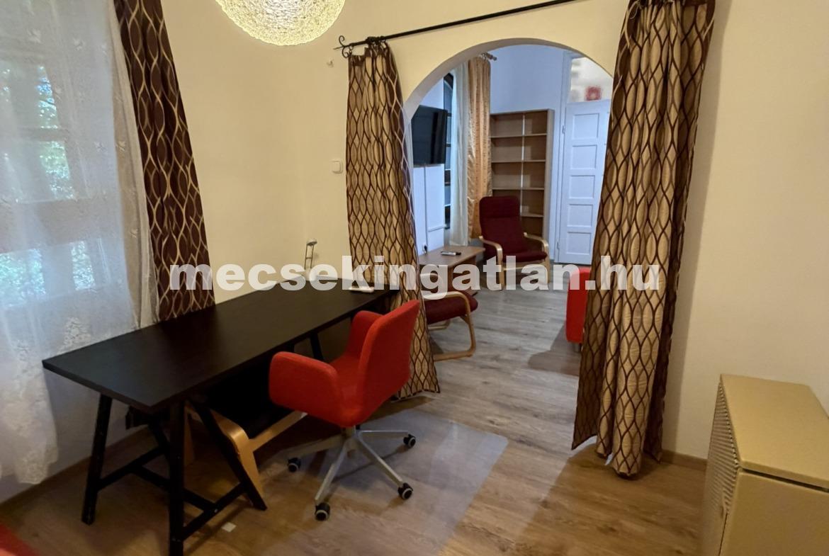 Pécsett a Jókai utcában felújított, földszinti téglalakás kiadó!