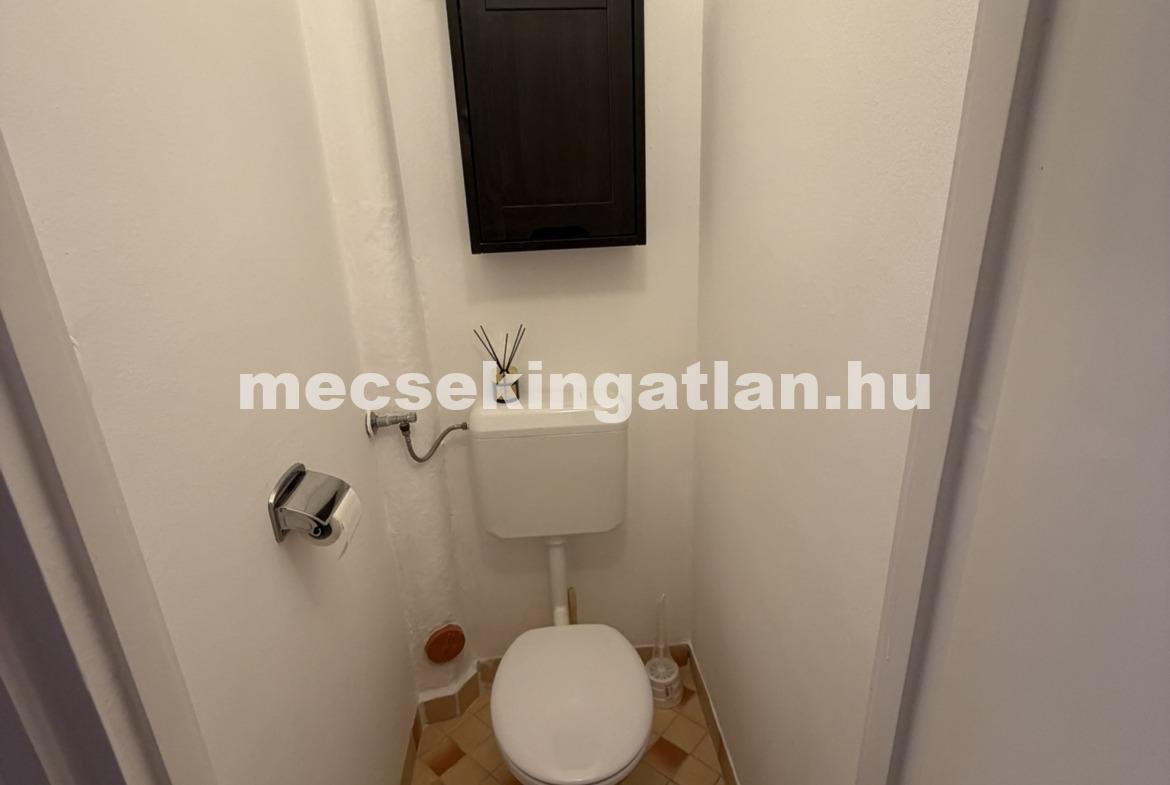 Pécsett a Jókai utcában felújított, földszinti téglalakás kiadó!