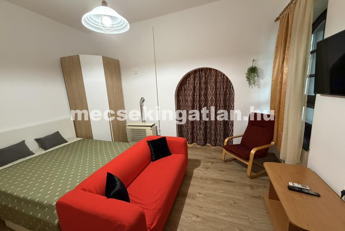 Pécsett a Jókai utcában felújított, földszinti téglalakás kiadó!