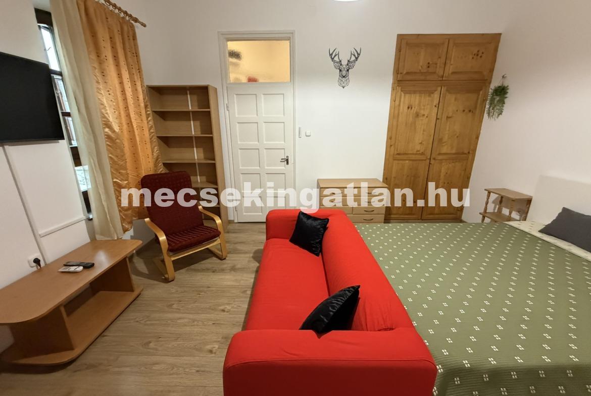 Pécsett a Jókai utcában felújított, földszinti téglalakás kiadó!