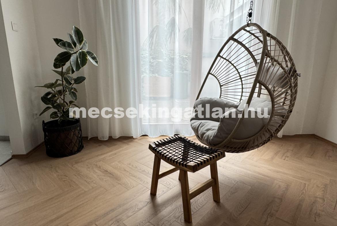 Pécsett a Kálvária utcában teljesen berendezett, prémium kategóriás stúdiólakás kiadó!