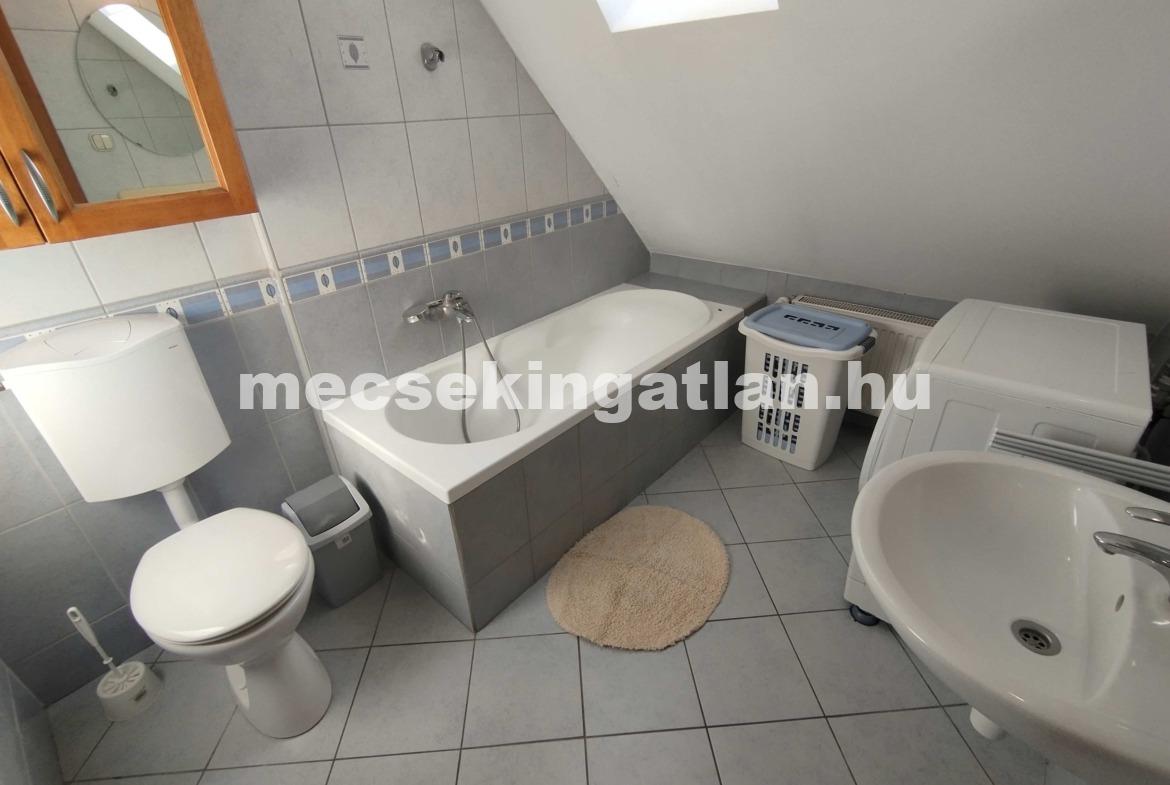 Pécsett a Mátyás király utcában földszinti, belső két szintes lakás kiadó, kertkapcsolattal!