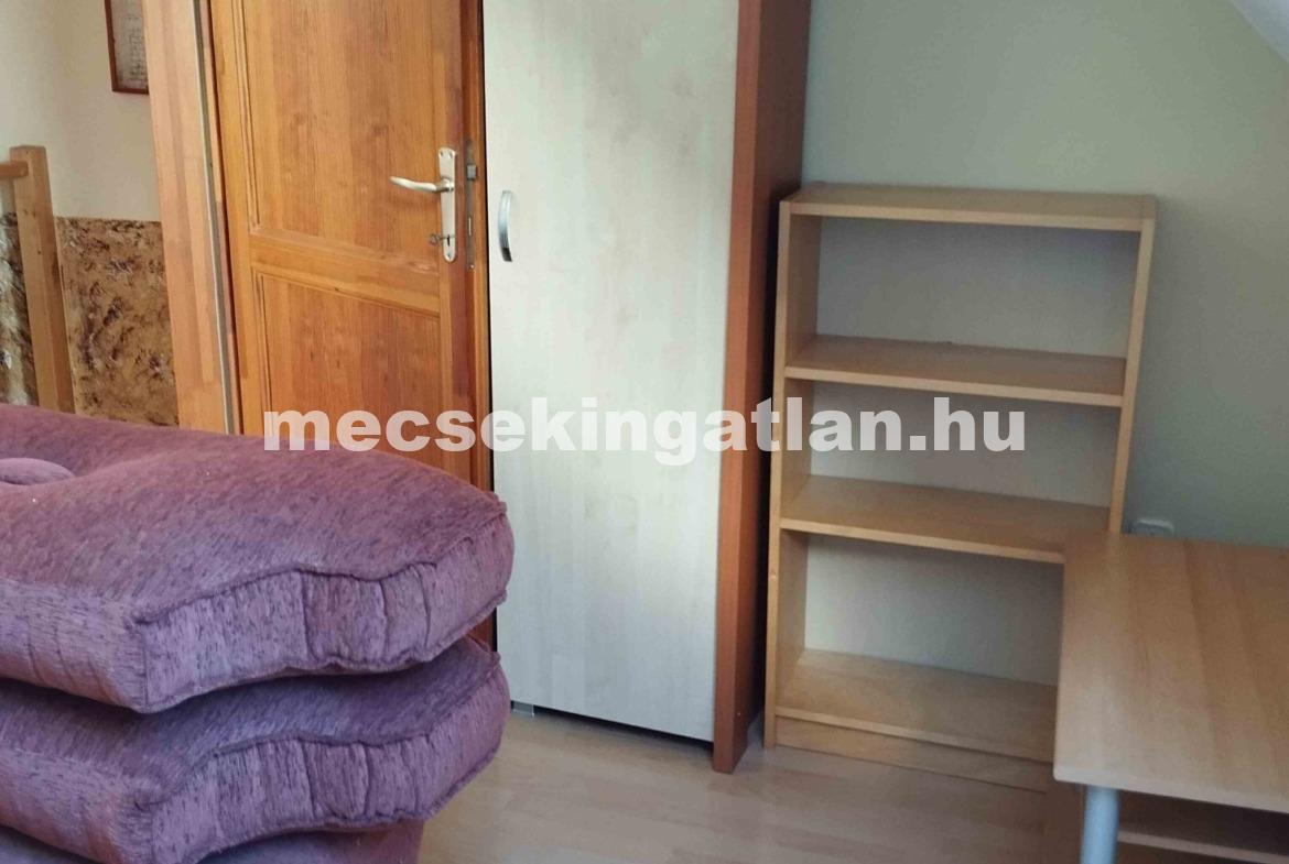 Pécsett a Mátyás király utcában földszinti, belső két szintes lakás kiadó, kertkapcsolattal!