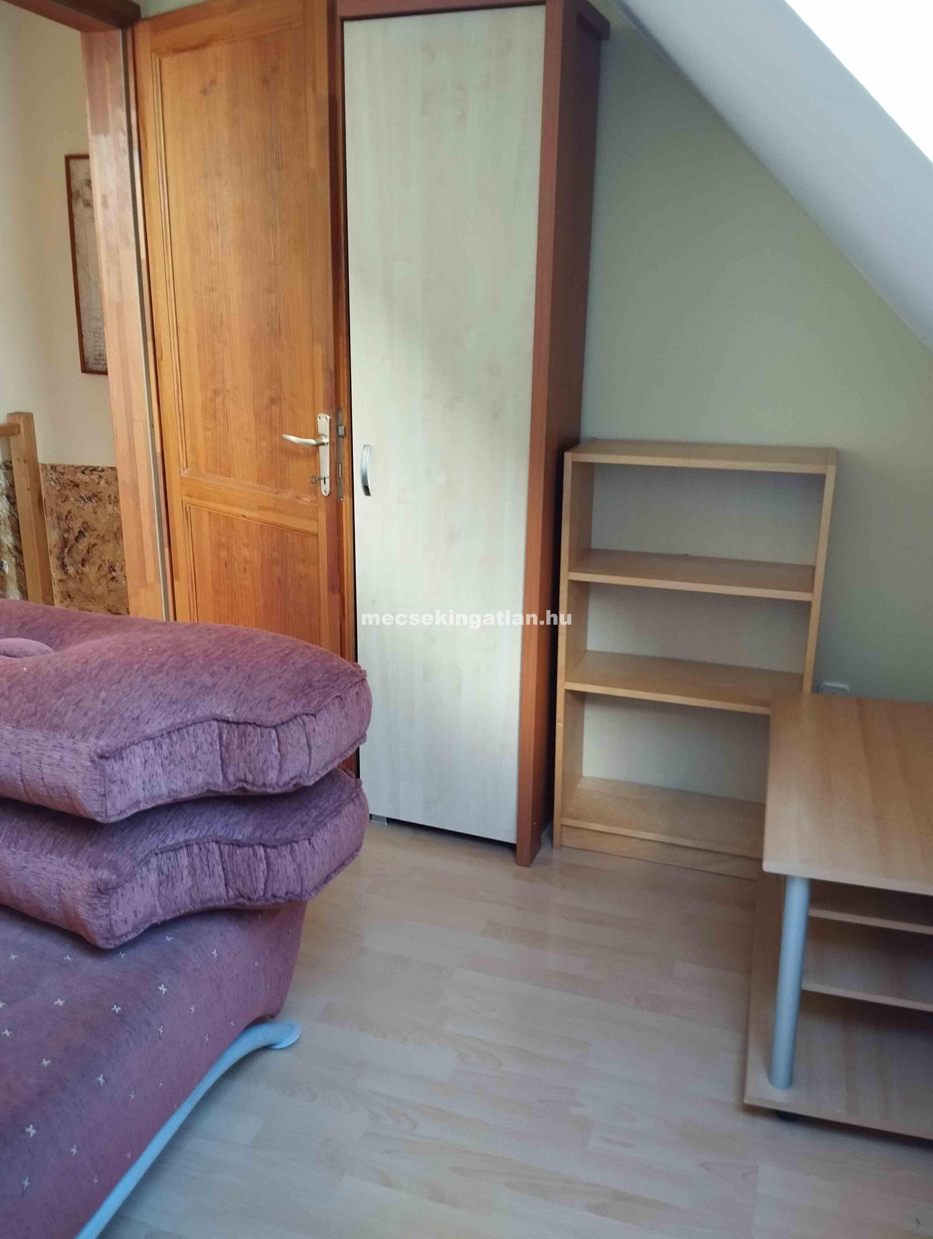 Pécsett a Mátyás király utcában földszinti, belső két szintes lakás kiadó, kertkapcsolattal!