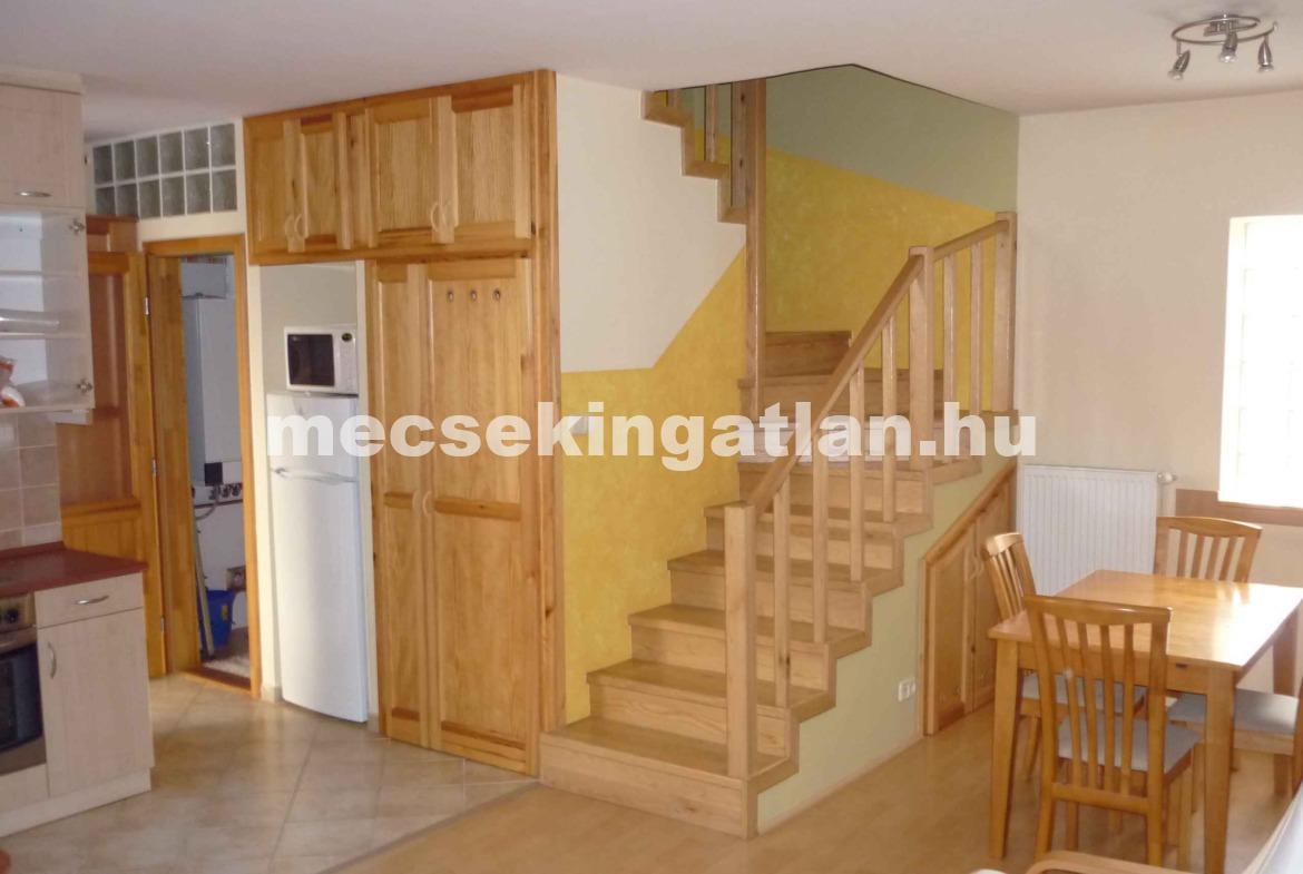 Pécsett a Mátyás király utcában földszinti, belső két szintes lakás kiadó, kertkapcsolattal!