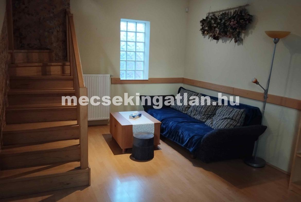 Pécsett a Mátyás király utcában földszinti, belső két szintes lakás kiadó, kertkapcsolattal!