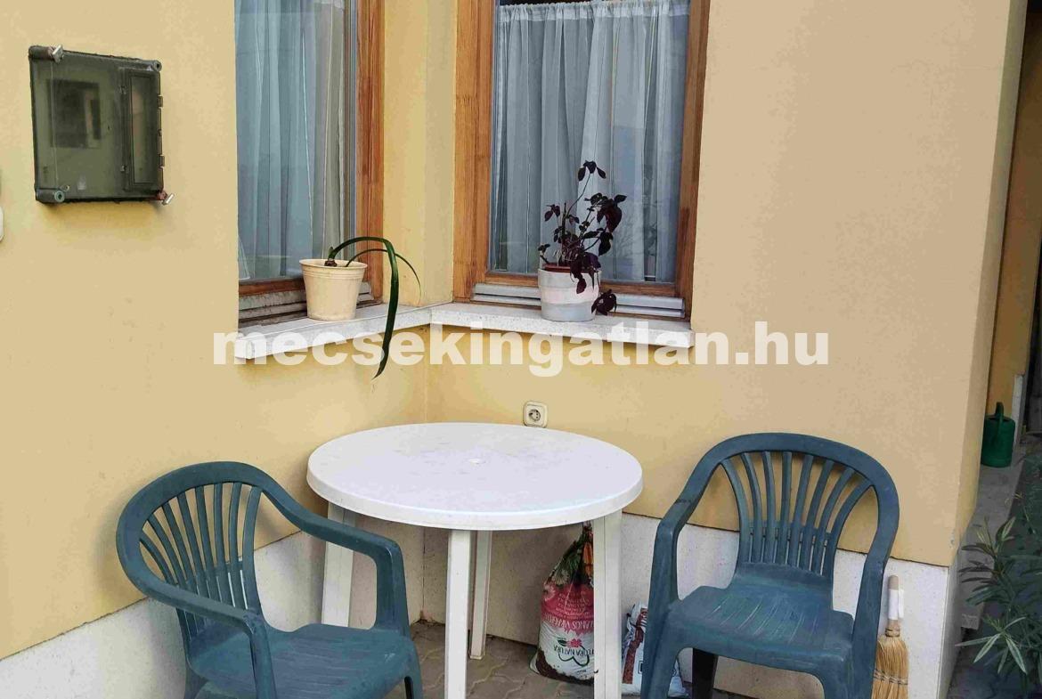 Pécsett a Mátyás király utcában földszinti, belső két szintes lakás kiadó, kertkapcsolattal!