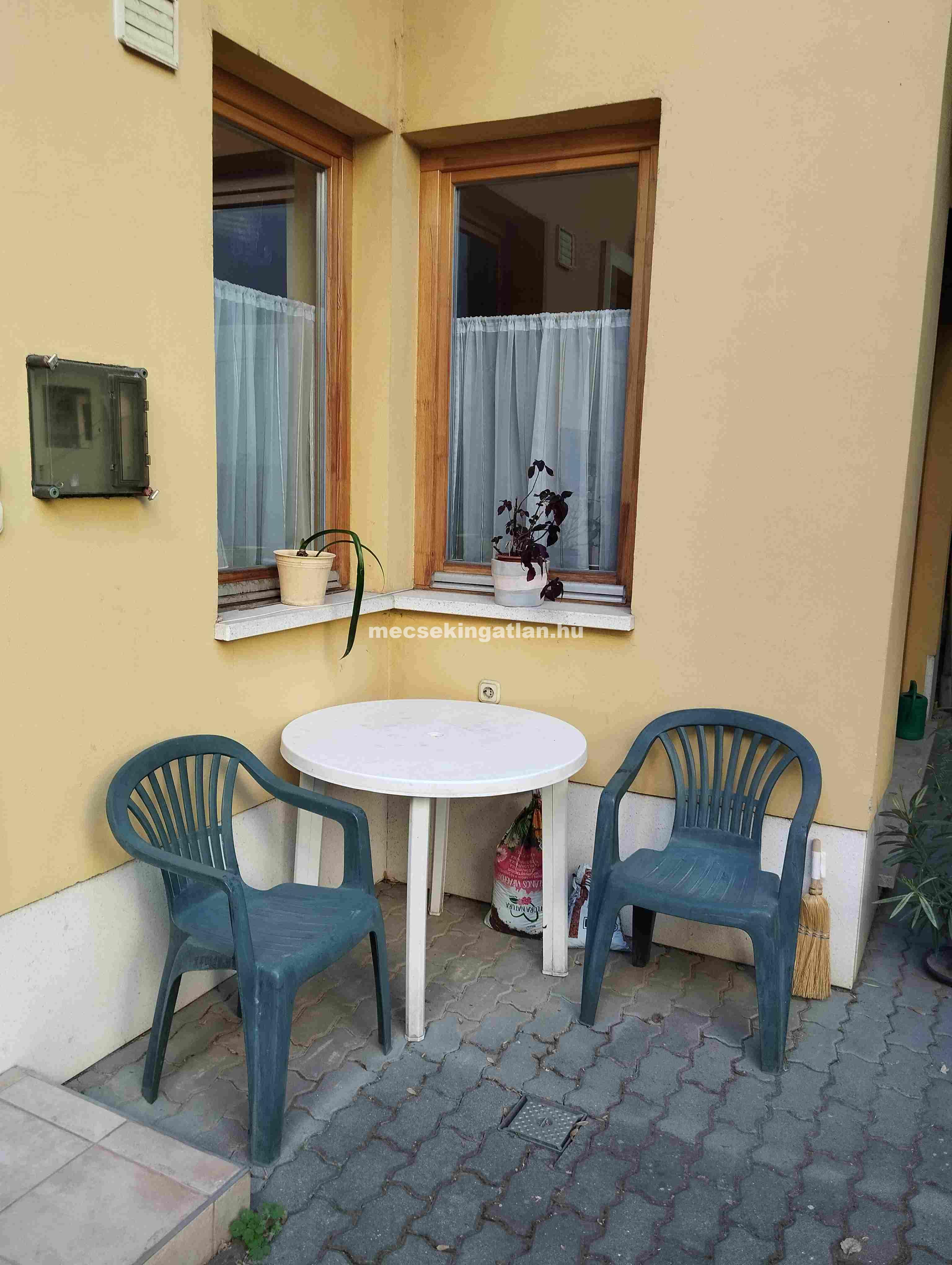 Pécsett a Mátyás király utcában földszinti, belső két szintes lakás kiadó, kertkapcsolattal!
