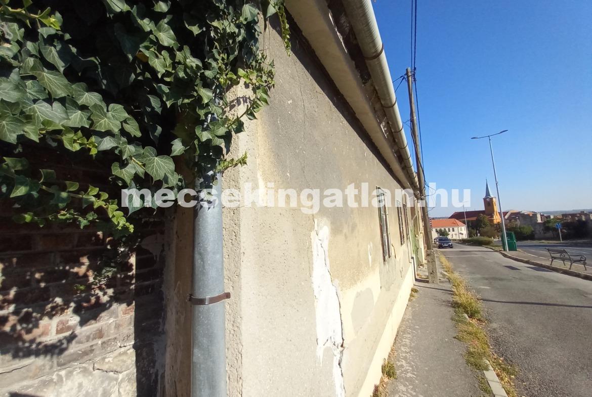 Pécsett a Kálvária utcában egyszintes családi ház kiadó elsősorban raktározási célra!