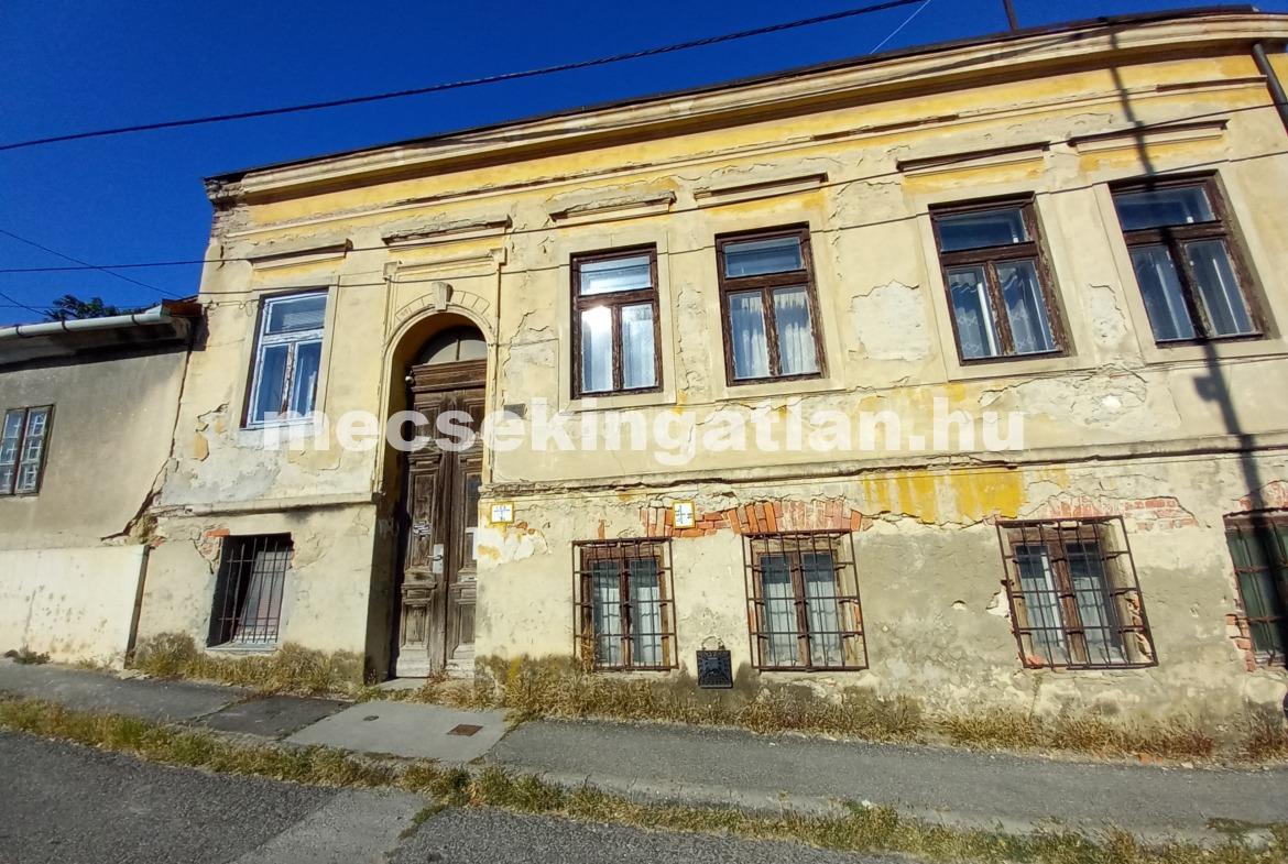 Pécsett a Kálvária utcában egyszintes családi ház kiadó elsősorban raktározási célra!