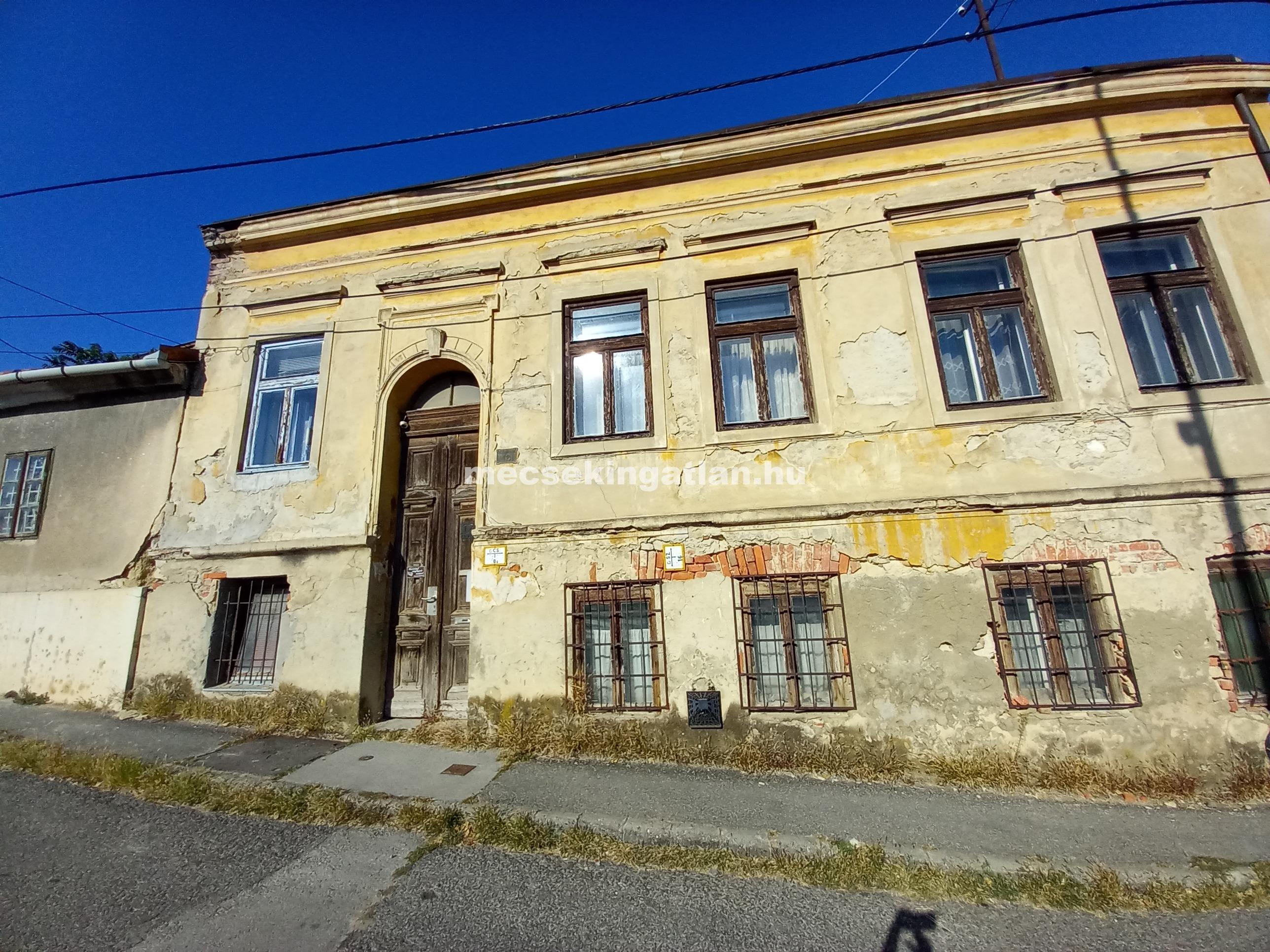 Pécsett a Kálvária utcában egyszintes családi ház kiadó elsősorban raktározási célra!