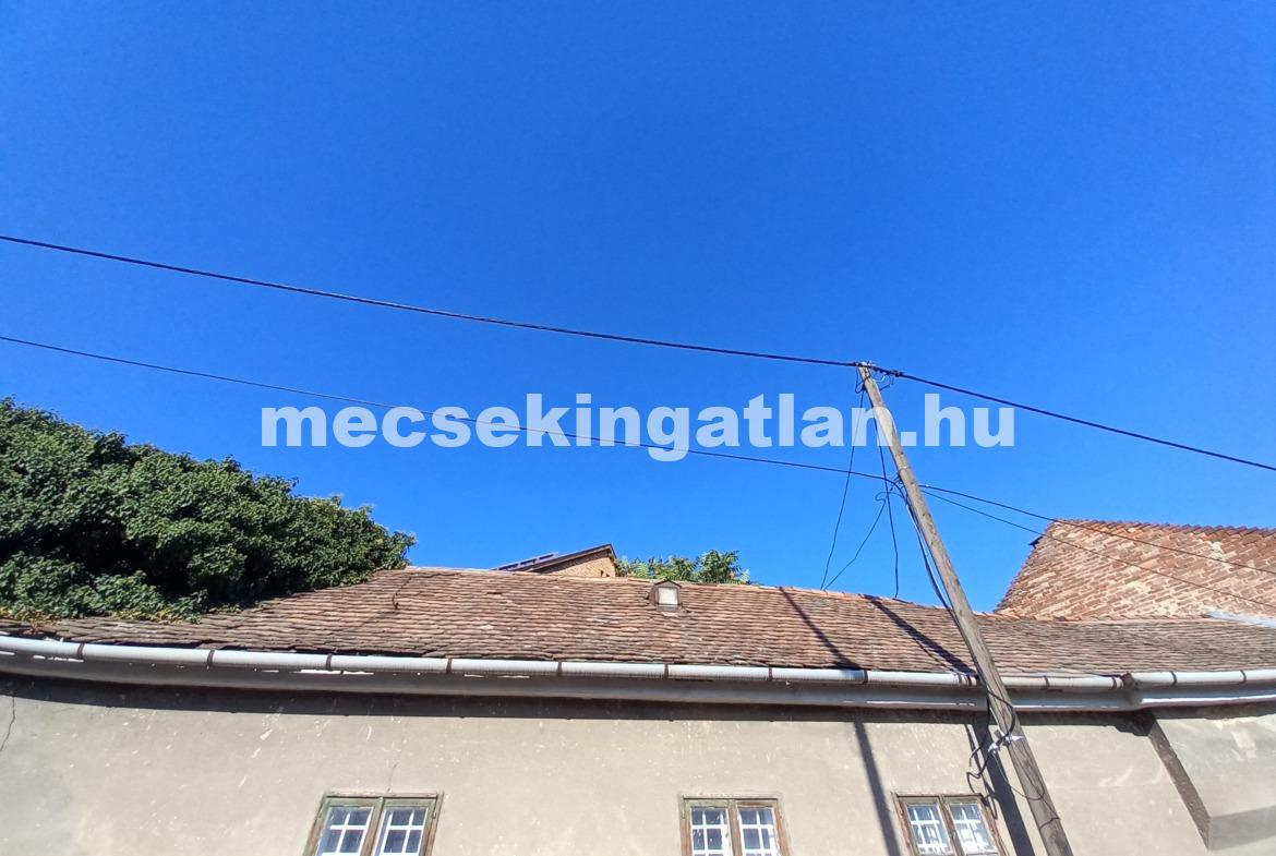 Pécsett a Kálvária utcában egyszintes családi ház kiadó elsősorban raktározási célra!