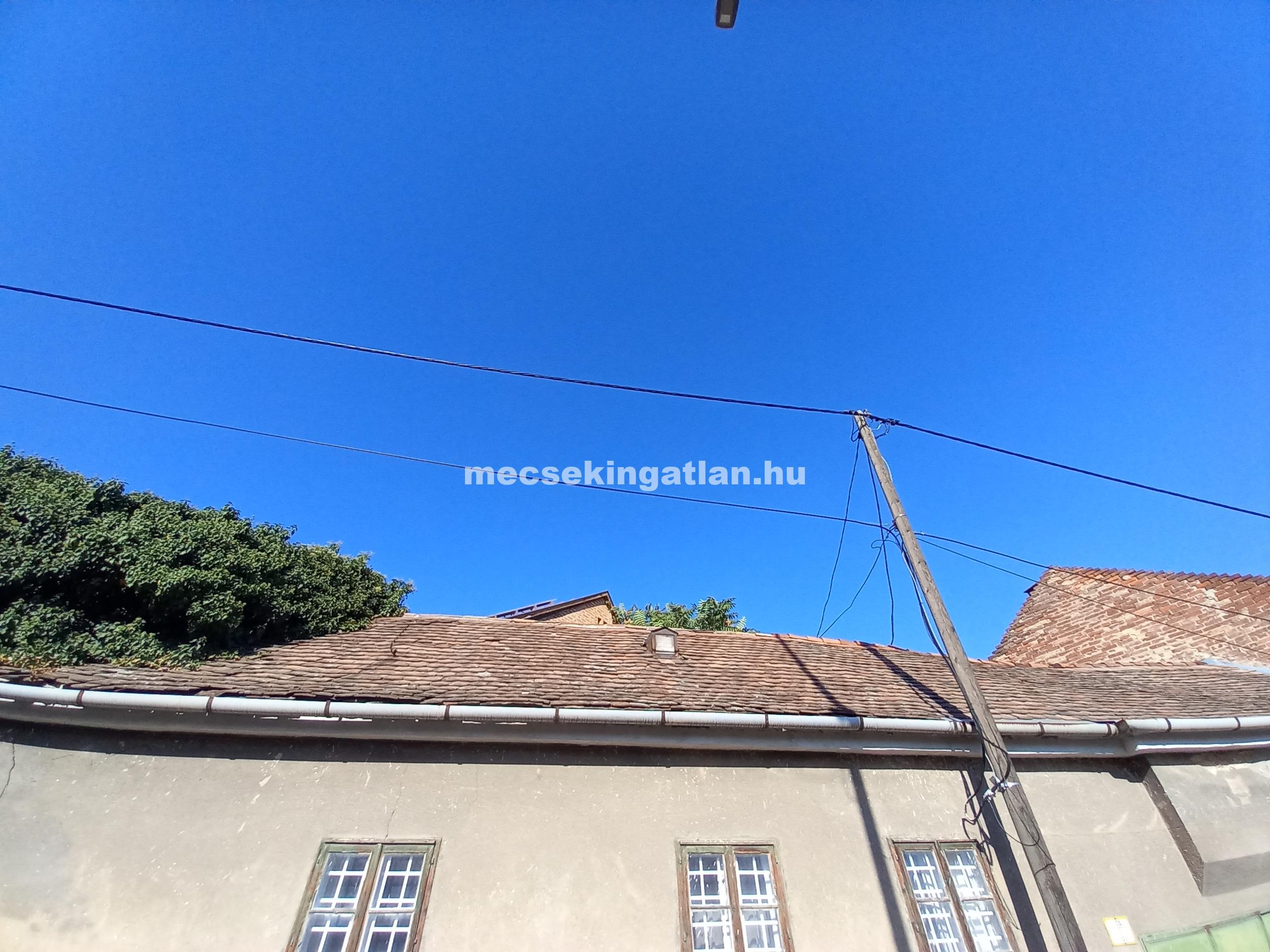 Pécsett a Kálvária utcában egyszintes családi ház kiadó elsősorban raktározási célra!